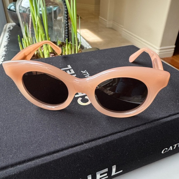 Loewe Tarsier Milky Pink Sunglasses - Picture 4 of 10